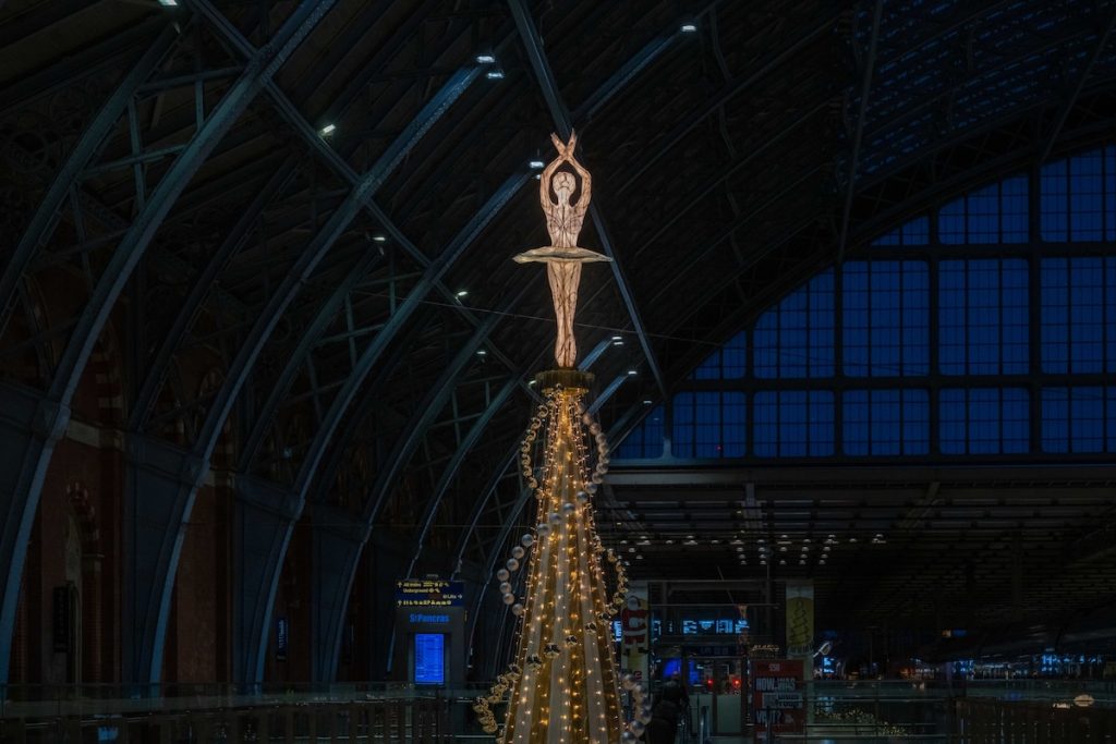 St-Pancras-x-GOSH-Christmas-Tree_007-1024x683